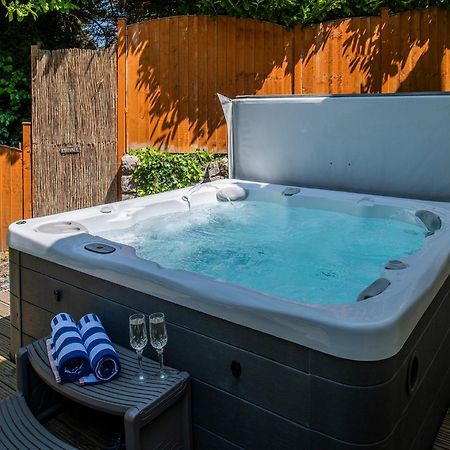 The Coachhouse - Cottage With Private Hot Tub Colwyn Bay Ngoại thất bức ảnh