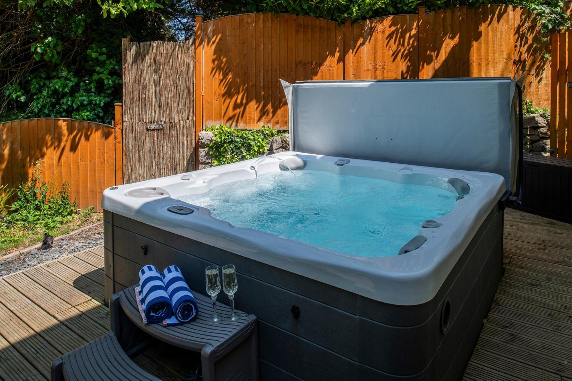 The Coachhouse - Cottage With Private Hot Tub Colwyn Bay Ngoại thất bức ảnh