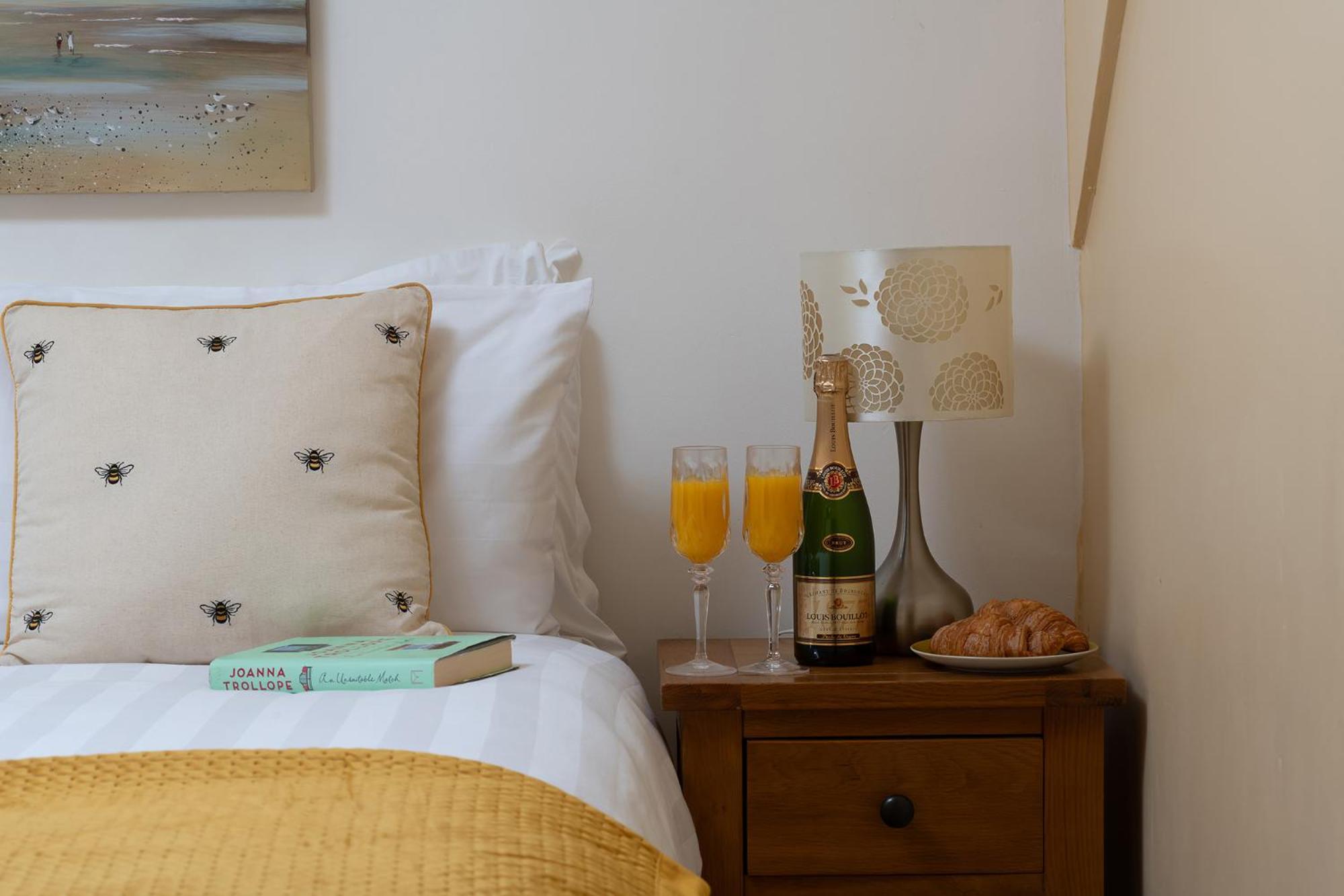 The Coachhouse - Cottage With Private Hot Tub Colwyn Bay Ngoại thất bức ảnh